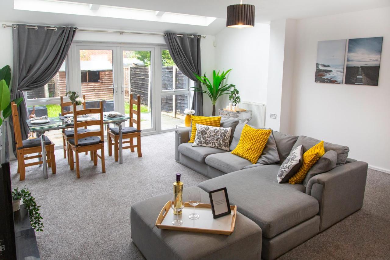 Cozy Townhouse In The Heart Of Greater Manchester Villa Exterior photo